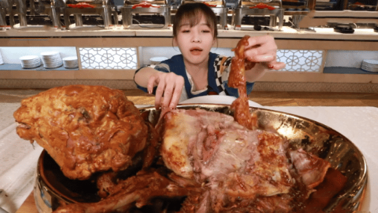 「烤全羊」大胃王吃60斤“烤全羊”，摄像头转90度穿帮，网友：我也能吃完