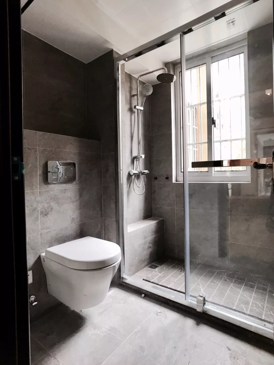 ▲卫生间地漏的五种设计，哪个排水效率高，还好看？