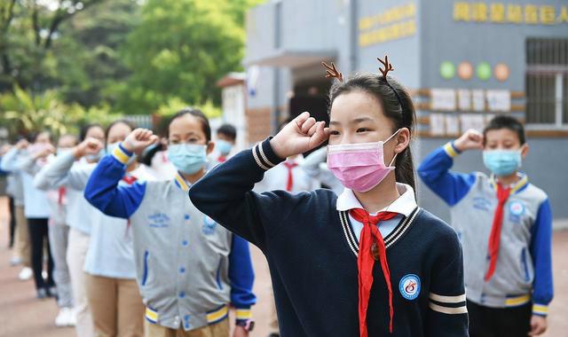 『中小学』低年级6月15复课,开学就考试,上20天就放暑假,你赞同吗?