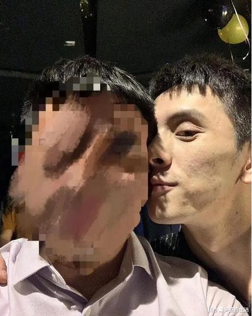 护肤 \口红一哥\颜值崩塌，酒后生图被曝光，皱纹明显满脸痘痘