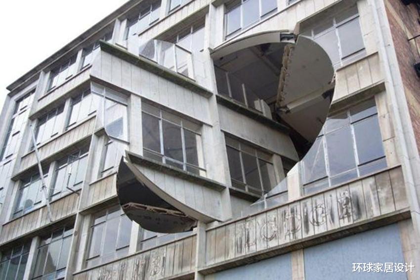 违章建筑|太牛了,上下错层2个阳台连通做一户,外国人违建国内人看了都服