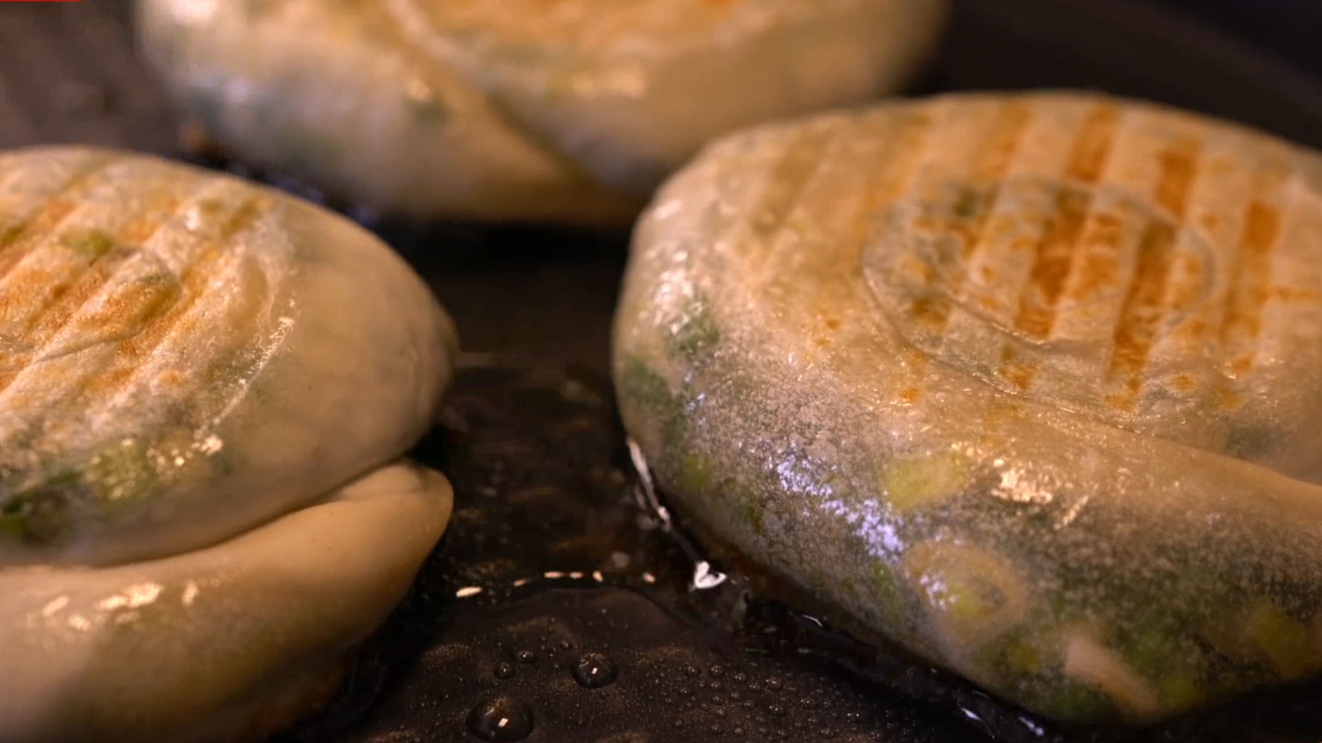 『葱油饼』一把小葱，一碗面，做成香酥葱油饼，尝一块就念念不忘