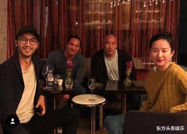 刘亦菲@刘亦菲深夜与男友人举杯畅饮,疑至今仍滞留国外,心情未受影响