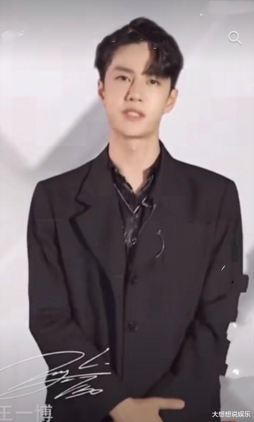 『衬衫』王一博录视频为“高考生”加油！换了新发型太显嫩，里面的衬衫成了亮点