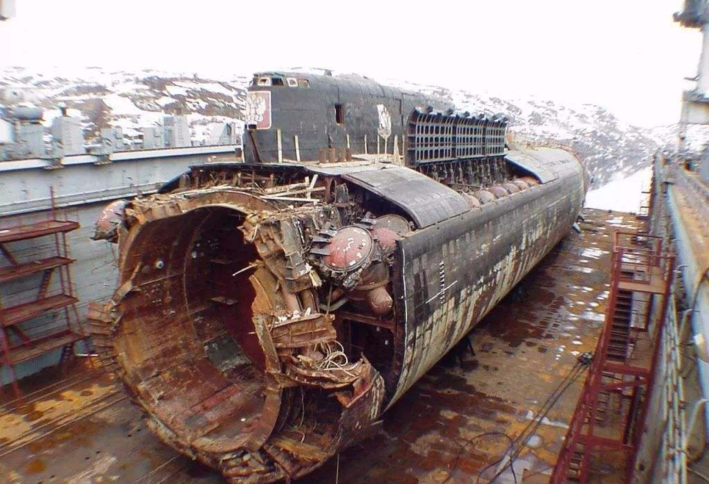 氢弹@中国潜艇刚冒头，瞬间被友军战舰切成两段，39名官兵仅一人逃生