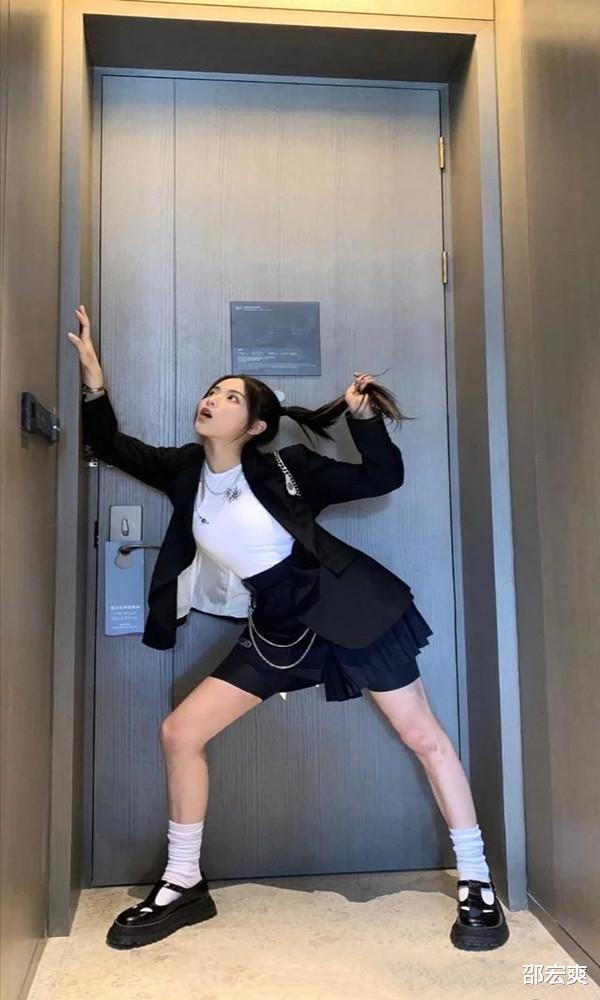 #杨超越#杨超越改认证,被批拉低影坛和乐坛门槛,网友一句话道明原委