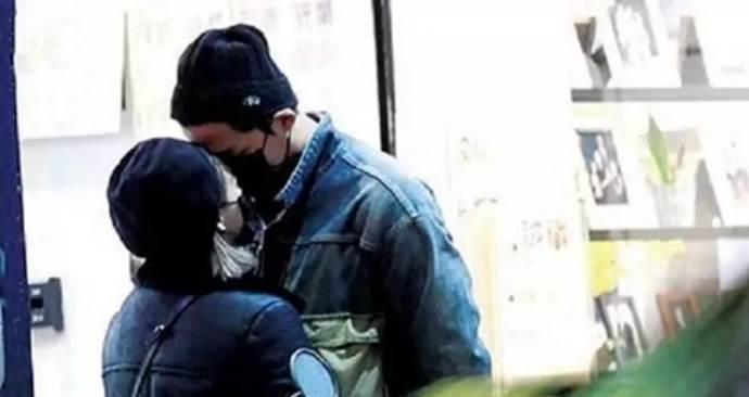 『卓毓彤』34岁女星与富二代恋情曝光？被男方当街公主抱，腰间大片肌肤露出