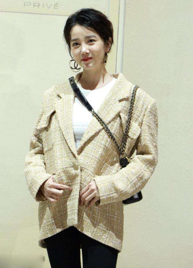 陈小纭▲陈小纭穿老年麻布衫，一身的乡土气质，看脸却是清秀稚嫩！