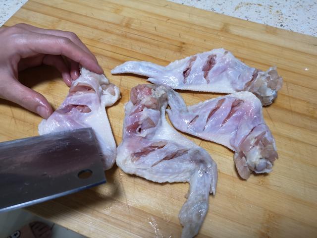 鸡翅▲市场上的冷冻鸡翅，都是从哪来的？超市员工说漏了嘴，看完你再买