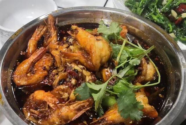 啊娇吃货美食汇 重庆藏匿在防空洞里的一家鱼庄，每天食客爆棚，凌晨依旧人气不减