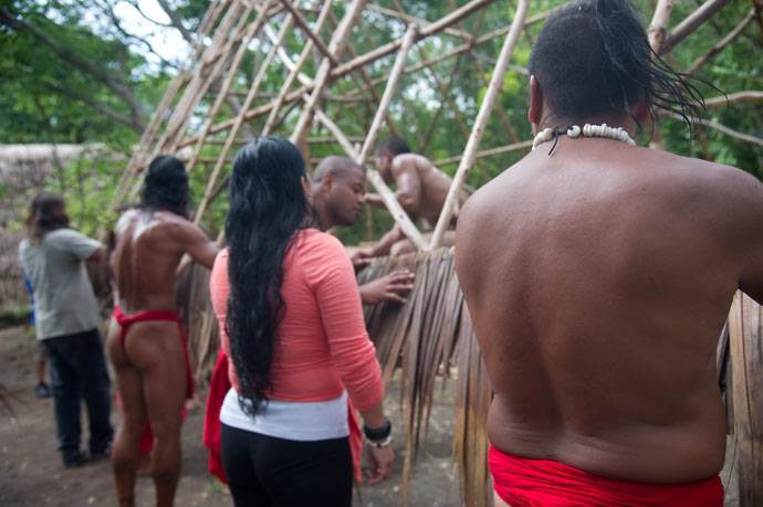 『美国』美国最开放的部落，用贝壳稻草做衣服，姑娘打猎小伙带娃！