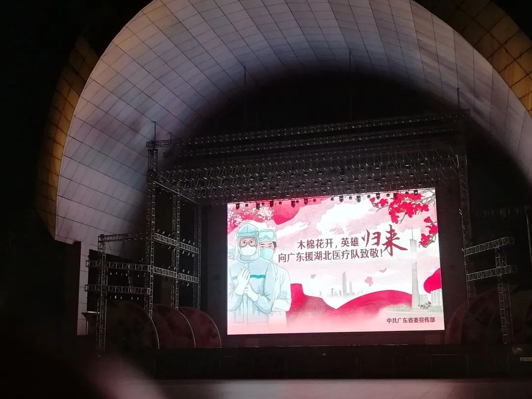 [黄冈]私家车自发鸣笛、市民摇旗迎接…英雄归来，请收下我们的敬意