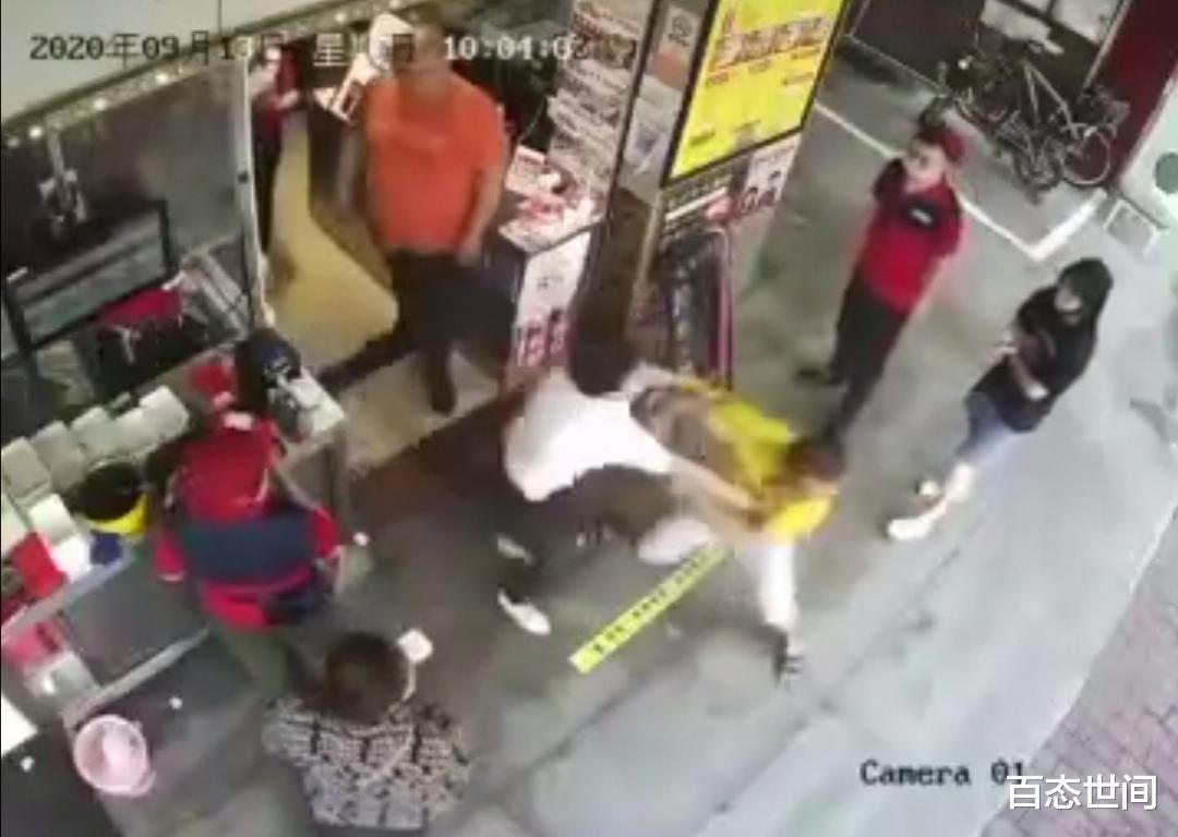 外卖小哥|广州美团外卖小哥因嫌餐饮店出餐慢,强行将女店长拖出并进行推打