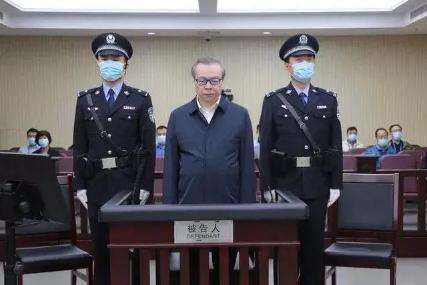 赖小民|华融前董事长赖小民案开庭：藏3吨现金吞利数亿，送100套房给100个情妇