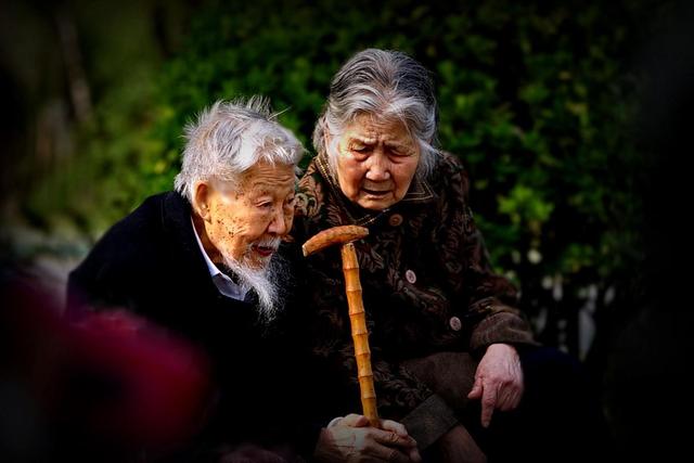 『骑行』25岁小伙和46岁大妈结婚，不顾家人劝阻，婚后生活恩爱和谐