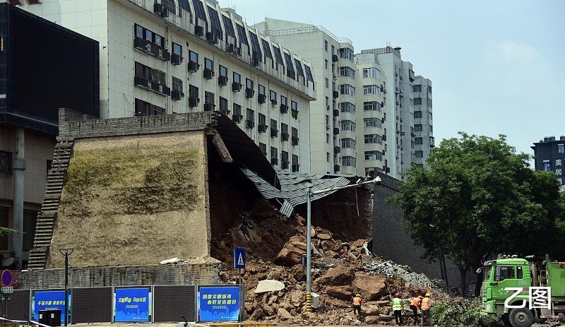 乙图|西安明秦王府城墙坍塌，多辆车辆被砸中，倒塌瞬间惊天动地