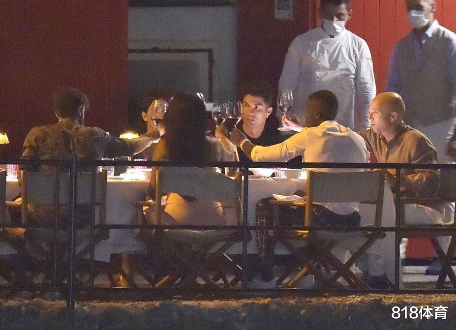 AC米兰|C罗请友人海边共进浪漫晚餐! 总裁干杯一饮而尽, 乔妹晒爱马仕包包