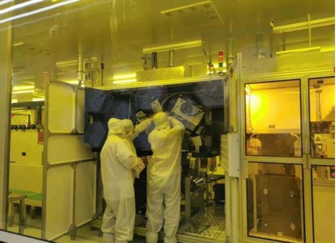 OLED|制造屏幕的核心部件，几乎海外被垄断，中国巨头造出第一条生产线