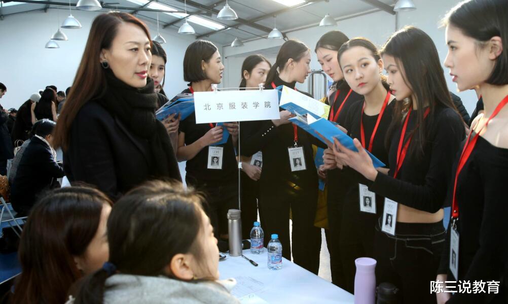 高校|教育部传达两个坏消息，高校新生有苦难言，家长：真上不起学了