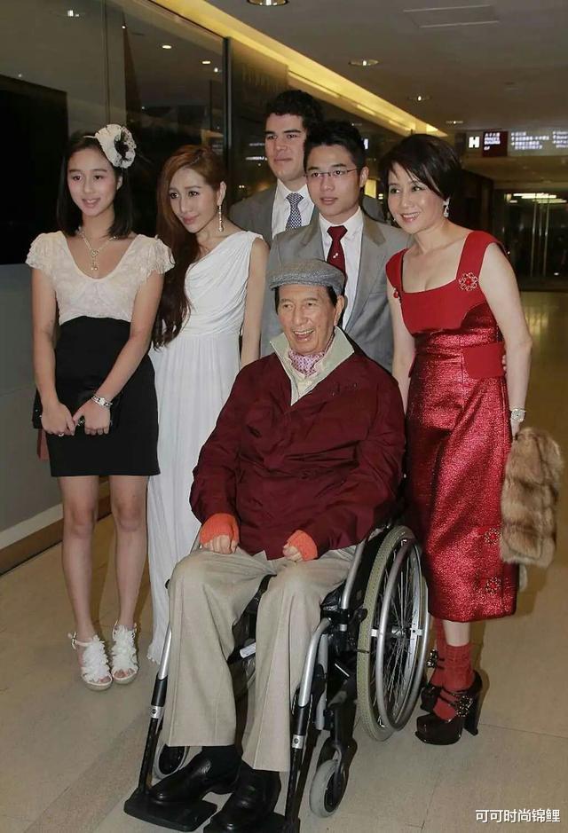 何超欣■与赌王相差78岁！最小女儿何超欣初显名媛范，同框姚安娜颜值抢镜