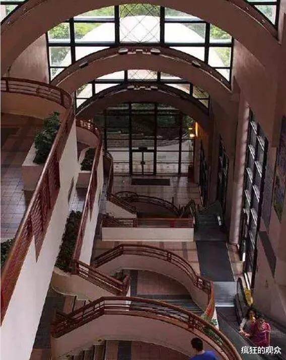「赌王」赌王过世，众人替原配不值，论惨，惨得过李嘉诚原配吗？