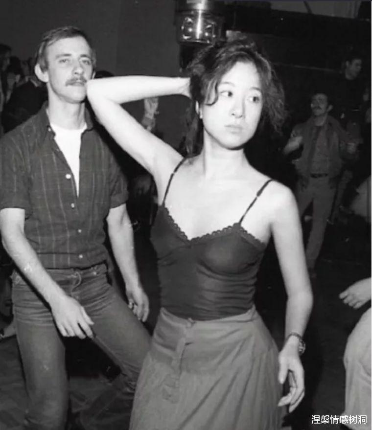 [美国]71岁华裔设计师晒美照，一双腿堪比17岁少女，特朗普女儿是她粉丝