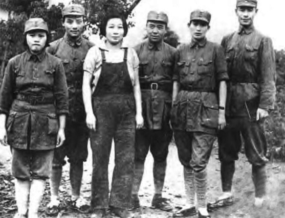 「」1949年主席进京时,看到一位妇女,高兴地说:你还活着啊