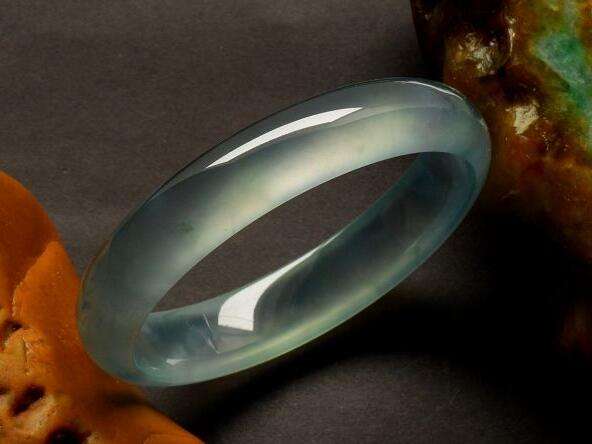 翡翠▲不会挑玉手镯？别急，教你两招！