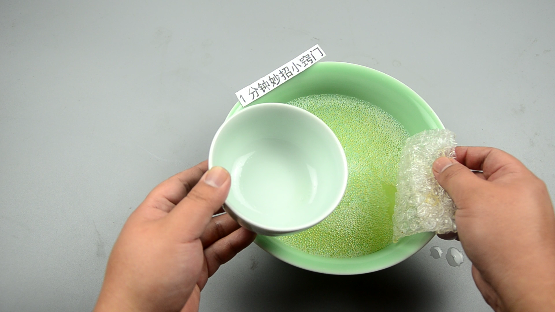 【】快递盒里的气泡垫不要扔了，聪明人都把它放厨房里，每年省上百元