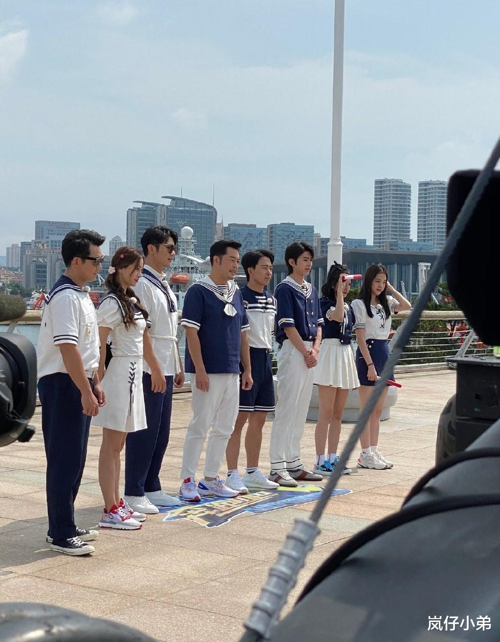 奔跑吧兄弟|《跑男》录制最后一期,全员水手服造型亮相,这两人遭节目组溜粉!