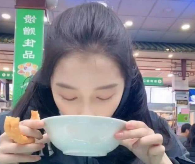 肖战|明星喝豆汁后的反应，关晓彤淡定，肖战仅皱眉，看到鞠婧祎：至于吗？