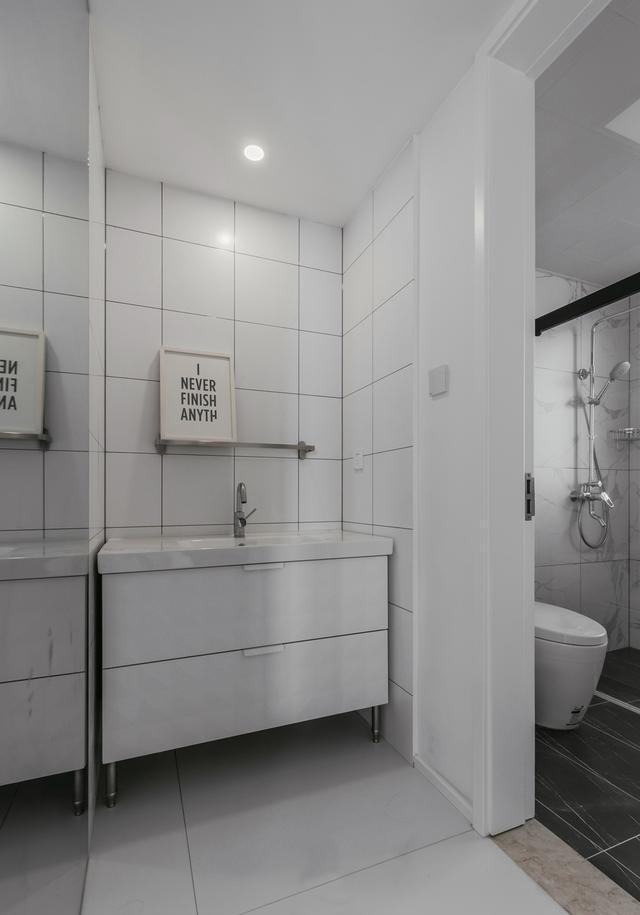 |买完房后没剩多少钱，新房简装直接刷白墙，简约大气又清新