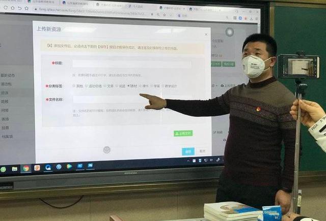 「教育部」网友吐槽:特殊时期,教师不用上班,工资照领真好。老师:真好笑