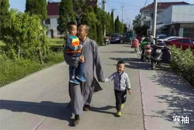 寒袖|僧人出家8年:帮助300多个女子,养育20多个孩子,令人敬佩