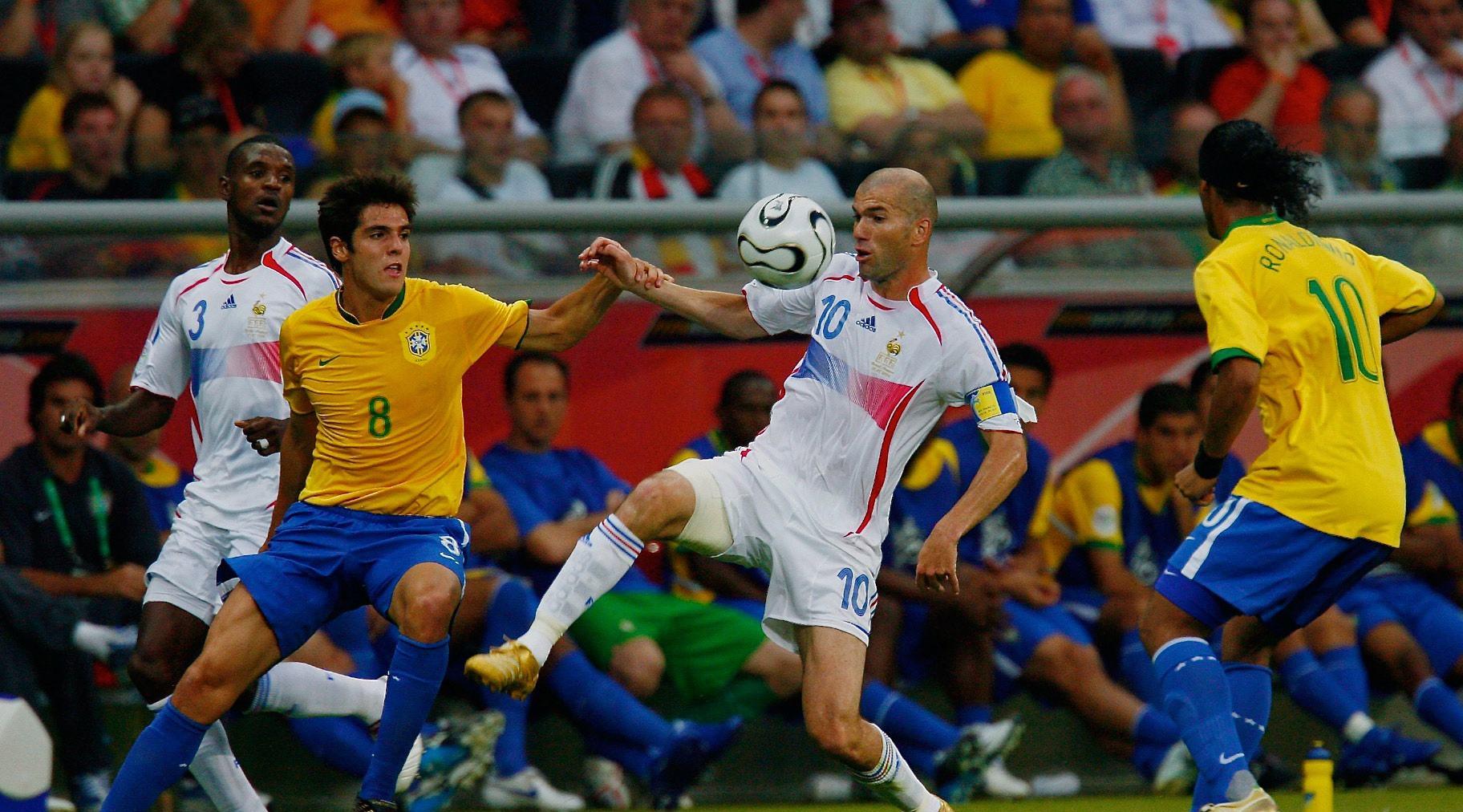 「巴西队」神仙打架！拥有四大天王的巴西，为何在世界杯输给齐达内的法国？