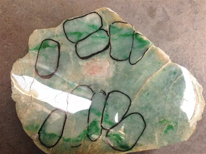 「」放地摊十年的翡翠原石无人顾问，夫妻当场血本买下，切开乐不思蜀