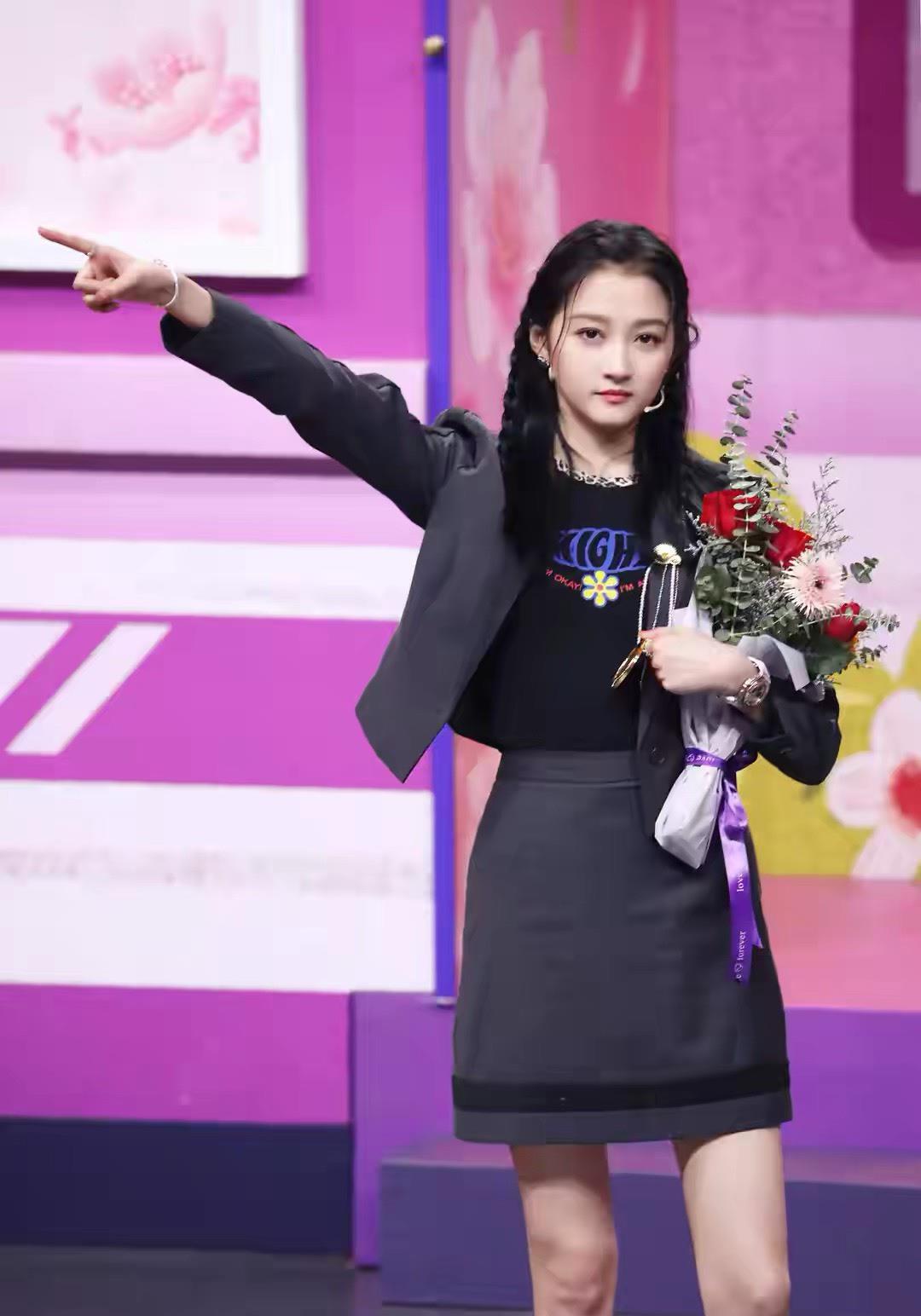 【关晓彤】关晓彤把“无痕裤”带火了！坐行李箱上凹造型，腿长1.8的视觉感