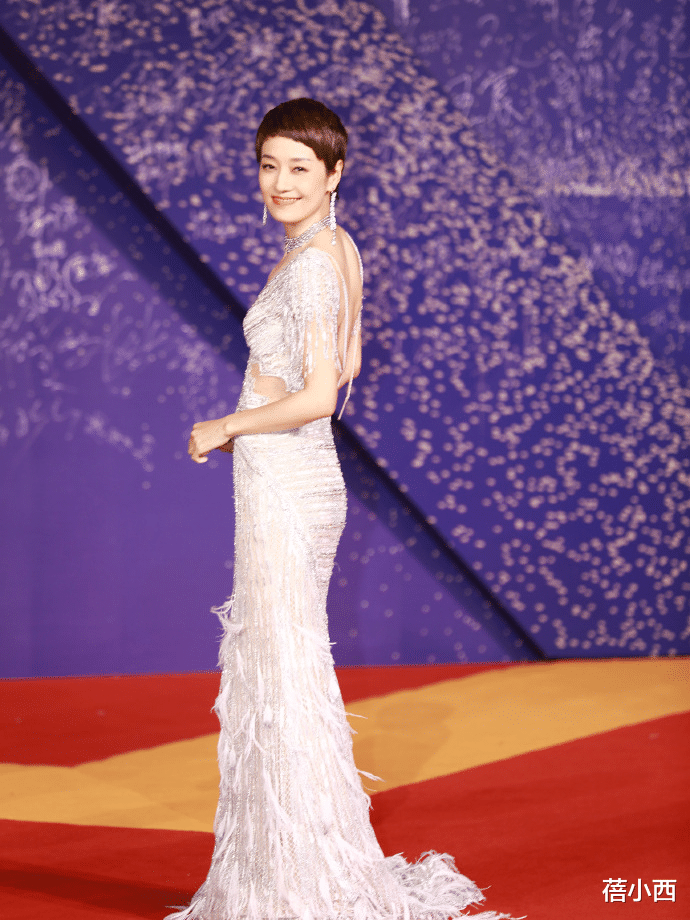 连体裤|马伊琍的长相和气质都太有国际范，穿黑色连体裤配短发，气场开挂