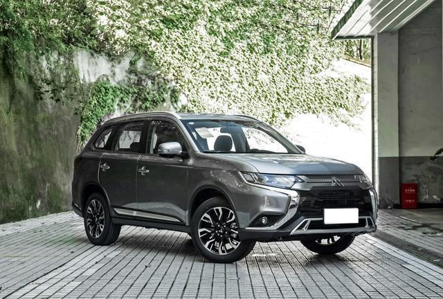 『三菱欧蓝德』正宗的日系SUV,发动机纯进口,低配就有8气囊,比CR-V还便宜