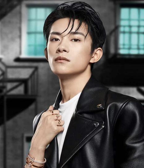 「易烊千玺」易烊千玺真的长大了，湿发造型展示熟男魅力，难怪能从TF里逆袭