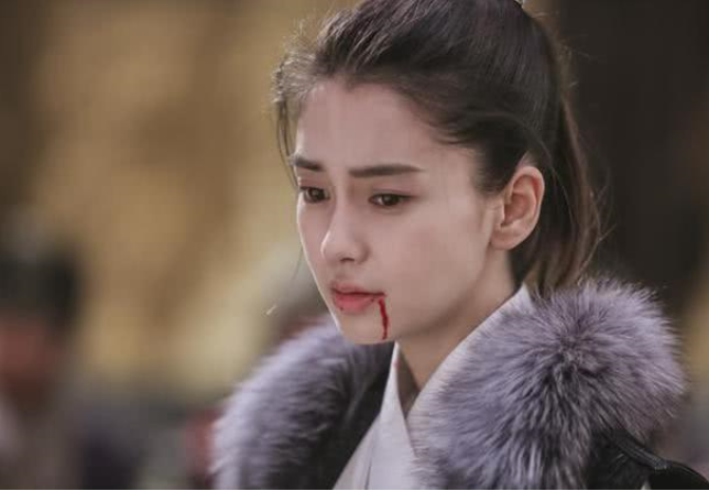杨幂■杨幂吐血，杨颖吐血，刘亦菲吐血，看到她的表现：心碎成了八瓣！