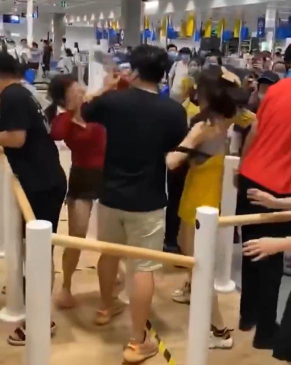 辟谣|青岛宜家又打起来了！一男两女火力全开，在餐厅激烈互殴