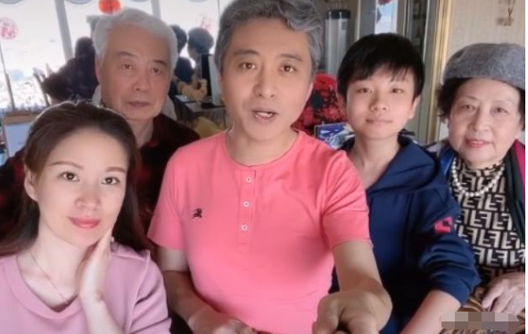 [王思聪]45岁周炜近况曝光，满头白发完全认不出，和老婆相比像两代人