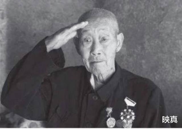 「罂粟」104岁老人去世，子女整理遗物时发现多枚勋章，才知父亲真正身份
