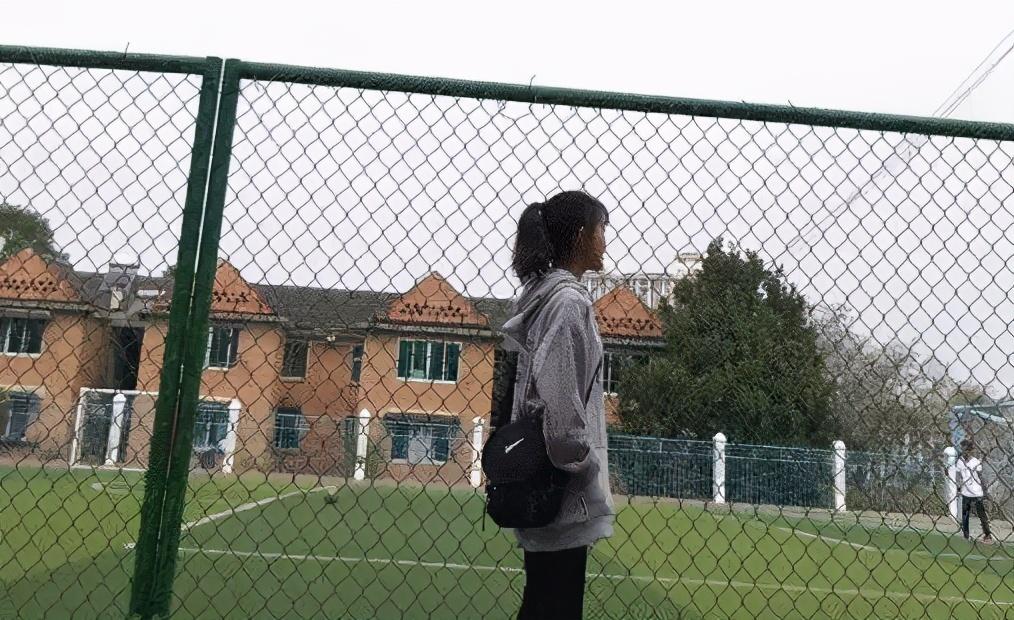 梁小友|《变形计》中神仙妹妹，受校园暴力辍学，逆袭成网红穿名牌化浓妆