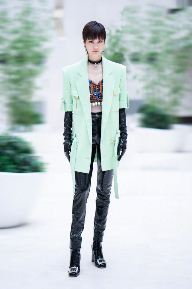 李宇春|《中国好声音》决赛，李宇春“西装+皮裤”亮相露肚皮，不冷吗？