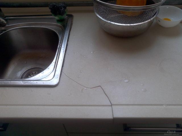 「」为什么石英石台面好看，但越来越多的人却选择冰冷的不锈钢台面？