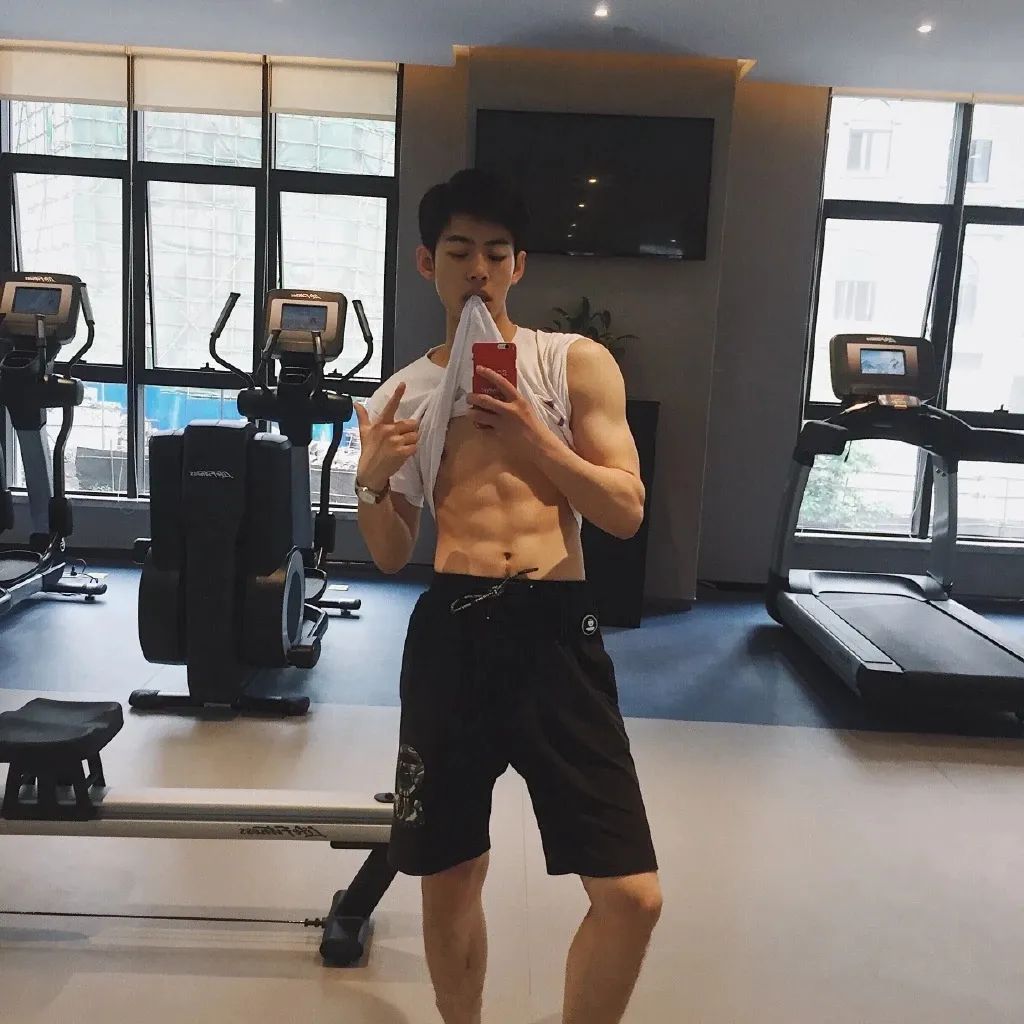 舔屏|青春阳光的小鲜肉身高180，六块腹肌引发网友疯狂舔屏