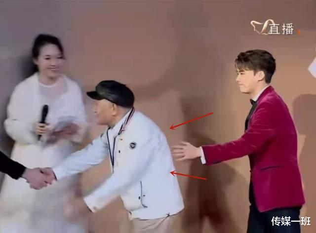 李易峰|电视好演员红毯明星表情大赏：李易峰对粉丝放电，江疏影抹胸抢镜