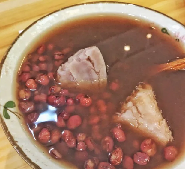 「红豆」“穷人的阿胶”就是它，隔天喝一碗，补铁淡雀斑，气血足了，小脸白皙